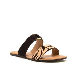 So cute sandal!